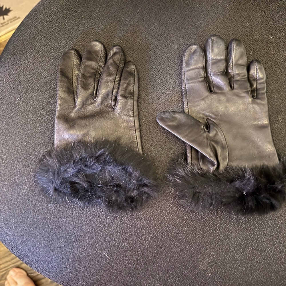 Elegant Black Leather Gloves with Fur Trim